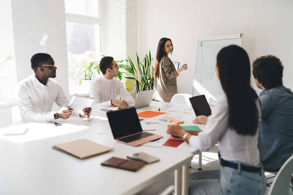 Quelles stratégies les boutiques de souvenirs peuvent-elles utiliser pour vendre des produits locaux et artisanaux ?